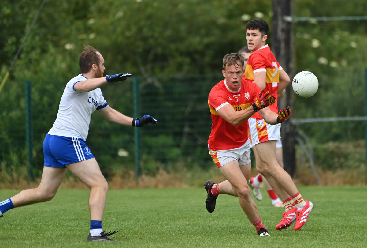  Diarmuid Dineen of Éire Óg gets his pass away watched by Damien Ó hUrdail of Cill na Martra. Picture: Dan Linehan