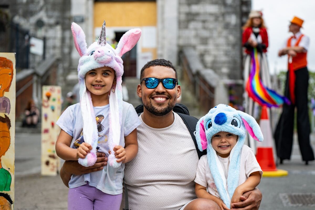 Quincy Muathe pictured with his daughters Haven (4) and Everly (3), soaking up the fun at the Shandon Street Festival. Quincy Muathe pictured with his daughters Haven (4) and Everly (3), soaking up the fun at the Shandon Street Festival.