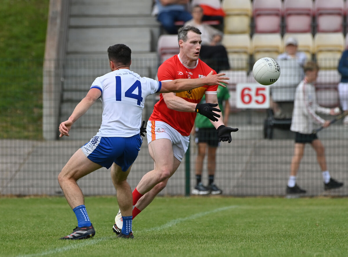 Éire Óg's Mark Griffin gets his pass away from Daniel Ó Duinnín of Cill na Martra. Picture: Dan Linehan Éire Óg's Mark Griffin gets his pass away from Daniel Ó Duinnín of Cill na Martra. Picture: Dan Linehan