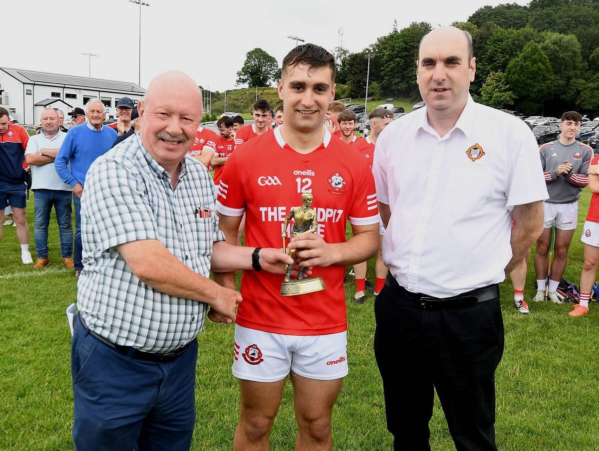 Dromtariffe's Evan Murphy receives the Twohig's Supervalu Duhallow JAHL Man of the Match Award from Tony McAulliffe, Vice Chairman, Duhallow GAA in the presence of Steven Lynch, Chairman, Duhallow Junior Board. Picture John Tarrant Dromtariffe's Evan Murphy receives the Twohig's Supervalu Duhallow JAHL Man of the Match Award from Tony McAulliffe, Vice Chairman, Duhallow GAA in the presence of Steven Lynch, Chairman, Duhallow Junior Board. Picture John Tarrant