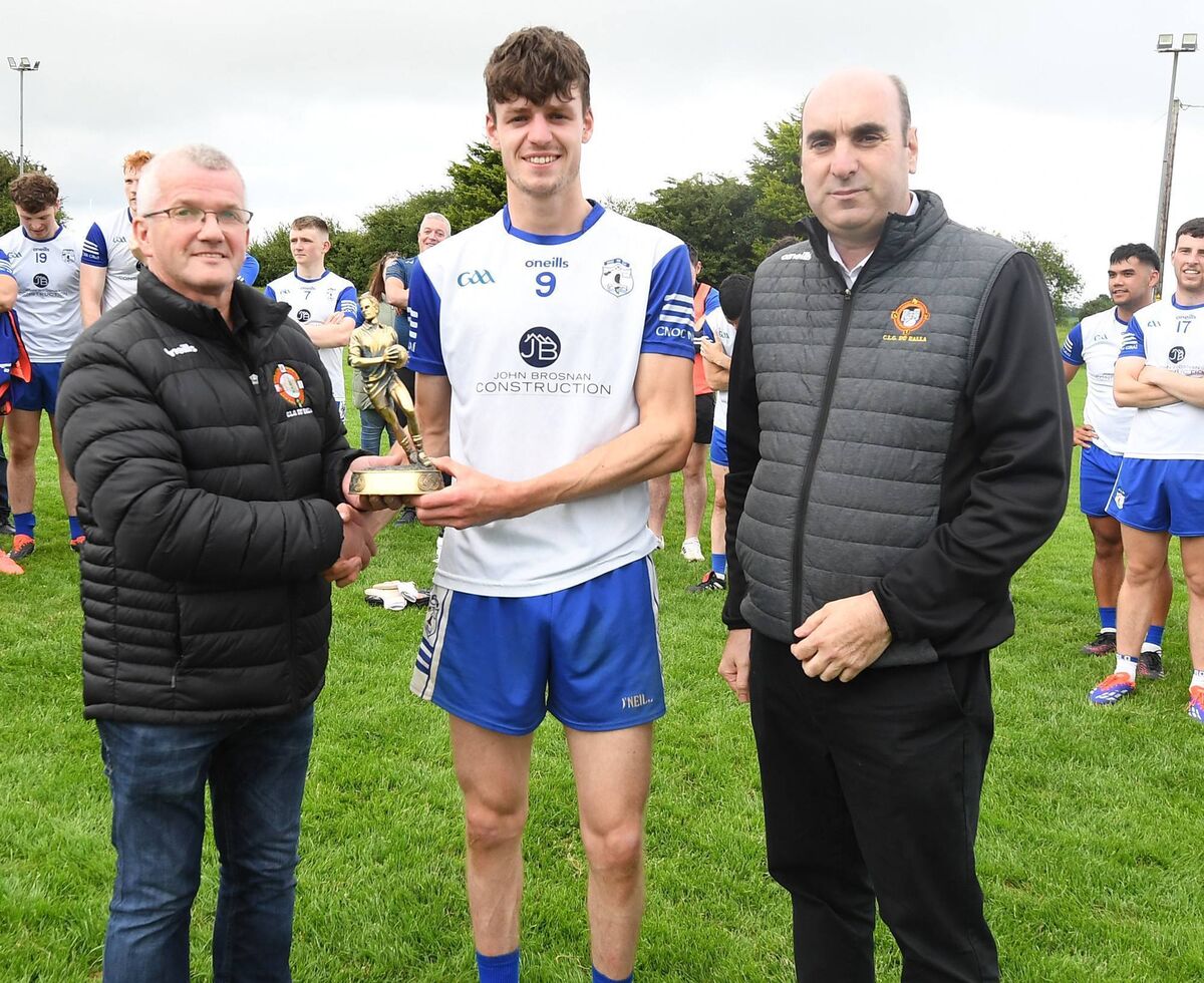 Killian Cronin, Knocknagree receives the Duhallow Ducon Cup Man of the Match Award from Liam Buckley, Secretary, Duhallow GAA in the presence of Steven Lynch, Chairman, Duhallow Junior Board. Picture John Tarrant 