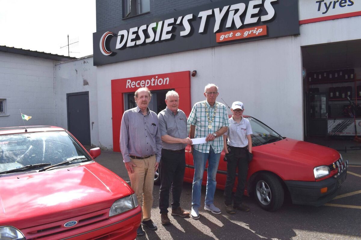 Eoin Desmond, Dessie's Tyres, presenting sponsorship of the Ballincollig Vintage Car Club's run to North Cork on Sunday 29 th. June to Pat Deasy, Club President. Included are Kevin McSweeney, PRO and Eolann Desmond. Picture: Mike English Eoin Desmond, Dessie's Tyres, presenting sponsorship of the Ballincollig Vintage Car Club's run to North Cork on Sunday 29 th. June to Pat Deasy, Club President. Included are Kevin McSweeney, PRO and Eolann Desmond. Picture: Mike English