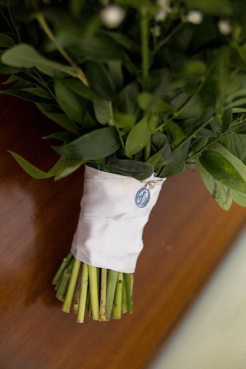 Laura’s bouquet featured a miraculous medal given to her by her friend, Sister Faustina. Laura’s bouquet featured a miraculous medal given to her by her friend, Sister Faustina.