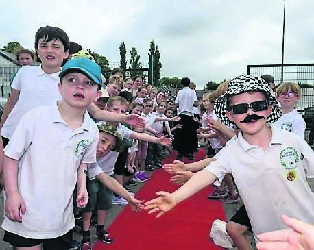 Some of the young boys and girls at the graduation ceremony for the sixth class pupils at Gaelscoil an Chaisleain, Tanner Park, Ballincollig.	Picture: Dan Linehan
                    