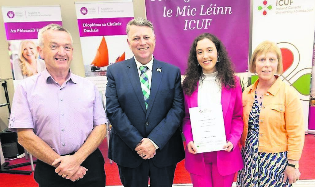 A Shoilse, Dennis King, Ambasadóir Cheanada le Maebh Ní Dhuinnín, Béal Átha an Ghaorthaidh, Co Chorcaí, ar bronnadh dámhachtain Teagasc na Gaeilge uirthi in Ollscoil St Mary’s Halifax i gCeanada. In aice léi tá a tuismitheoirí Pádraig Ó Duinnín agus Katie Uí Dhuinnín Griangraf: Seán Ó Mainnín