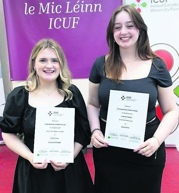 Aithníonn Cróinín Cróinín eile? Éireannach Siobhán Cronin, ar chlé, atá ar a bealach go Ceanada tar éis gur bronnadh dámhachtain Teagasc na Gaeilge in Ollscoil Ottawa uirthi, agus Kiera O'Cronin, bean Cheanada, a bronnadh scoláireacht Ghaeilge de chuid Fondúireacht Ollscoil Éireann Cheanada uirthi i gcomhphairtíocht le Ollscoil Alberta. Griangraf: Seán Ó Mainnín