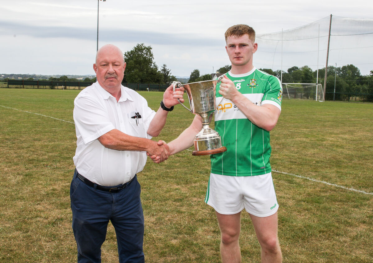 Tony McAuliffe, Cork County Board, presents the trophy to Paul Ring of Aghabullogue. Picture: David Creedon