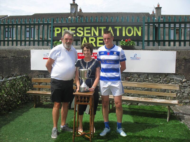Seandún Chairman Mick Buckley, Deputy Lord Mayor Margaret McDonnell and Ballyphehane captain Cian O'Brien. 