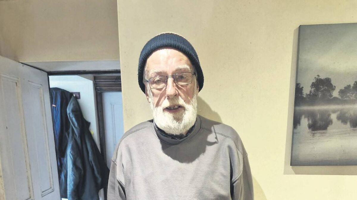 Kmet, ki je izgubil dom v požaru, najden mrtev na cesti na Irskem