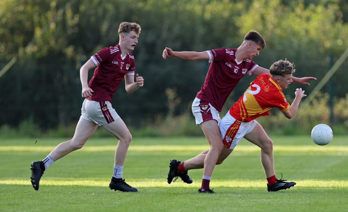  Michael O'Riordan of Éire Óg in action against Alex Collins and Andy Cuthbert of Bishopstown. Picture: Jim Coughlan