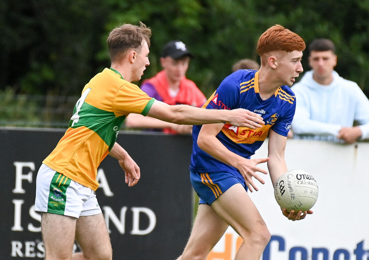 Carrigaline's Cillian Murphy looks for support as Glanmire's Ruaidhri Dennehy closes in. Picture: David Keane.  Carrigaline's Cillian Murphy looks for support as Glanmire's Ruaidhri Dennehy closes in. Picture: David Keane.