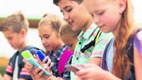 elementary school students with smartphones