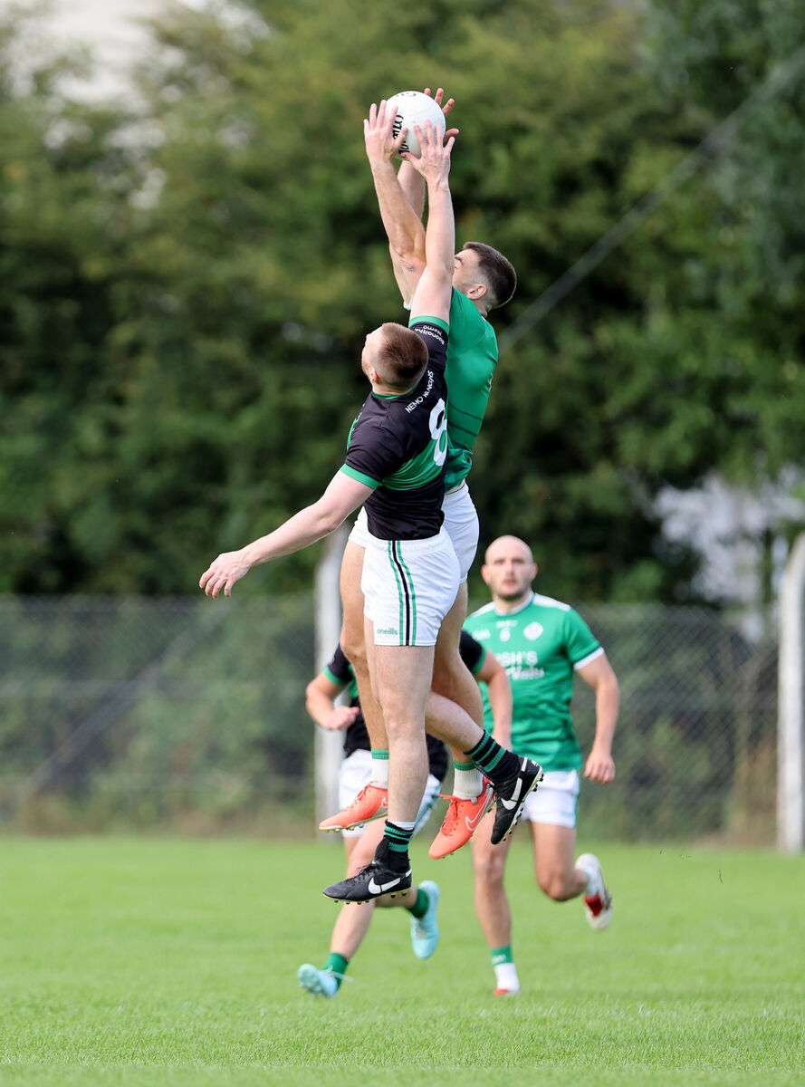 Alan O'Donovan of Nemo Rangers and Peter O'Neill of Ballincollig tussle for the ball. Picture: Jim Coughlan Alan O'Donovan of Nemo Rangers and Peter O'Neill of Ballincollig tussle for the ball. Picture: Jim Coughlan