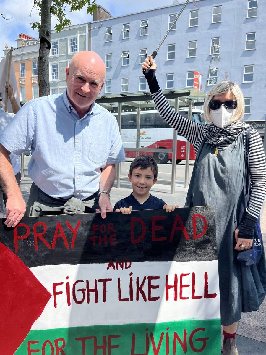 UK trade union leader Mick Lynch with Kenan Leahy and Helen-Louise Murphy. The sign, which quotes Mother Jones' famous slogan "Pray for the dead and fight like hell for the living", was painted by Kenan. Picture: Donal O'Keeffe