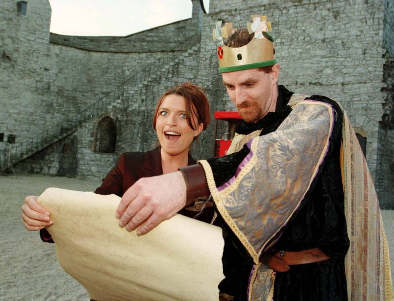 Coronation Street star Tina Hobley, who played barmaid Sam, with ‘King John’, played by actor Mike Finn, at King John’s Castle, Limerick for the opening of Castle Lane in 1998. Picture: Kieran Clancy