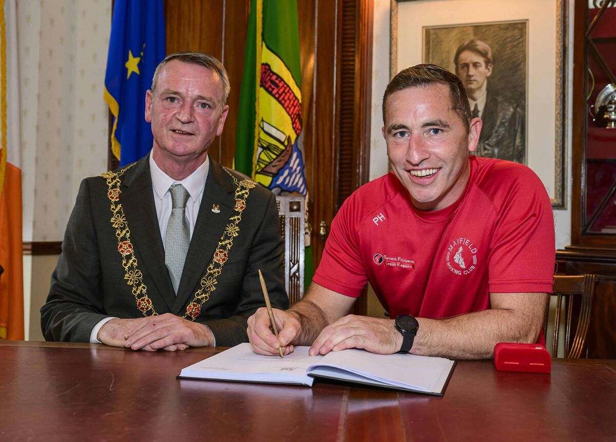 Cork Boxing Awards, Cork City Hall: Peter Higgins of Mayfield BC, alongside Lord Mayor Fergal Dennehy, signing the visitors book. Picture: Doug Minihane