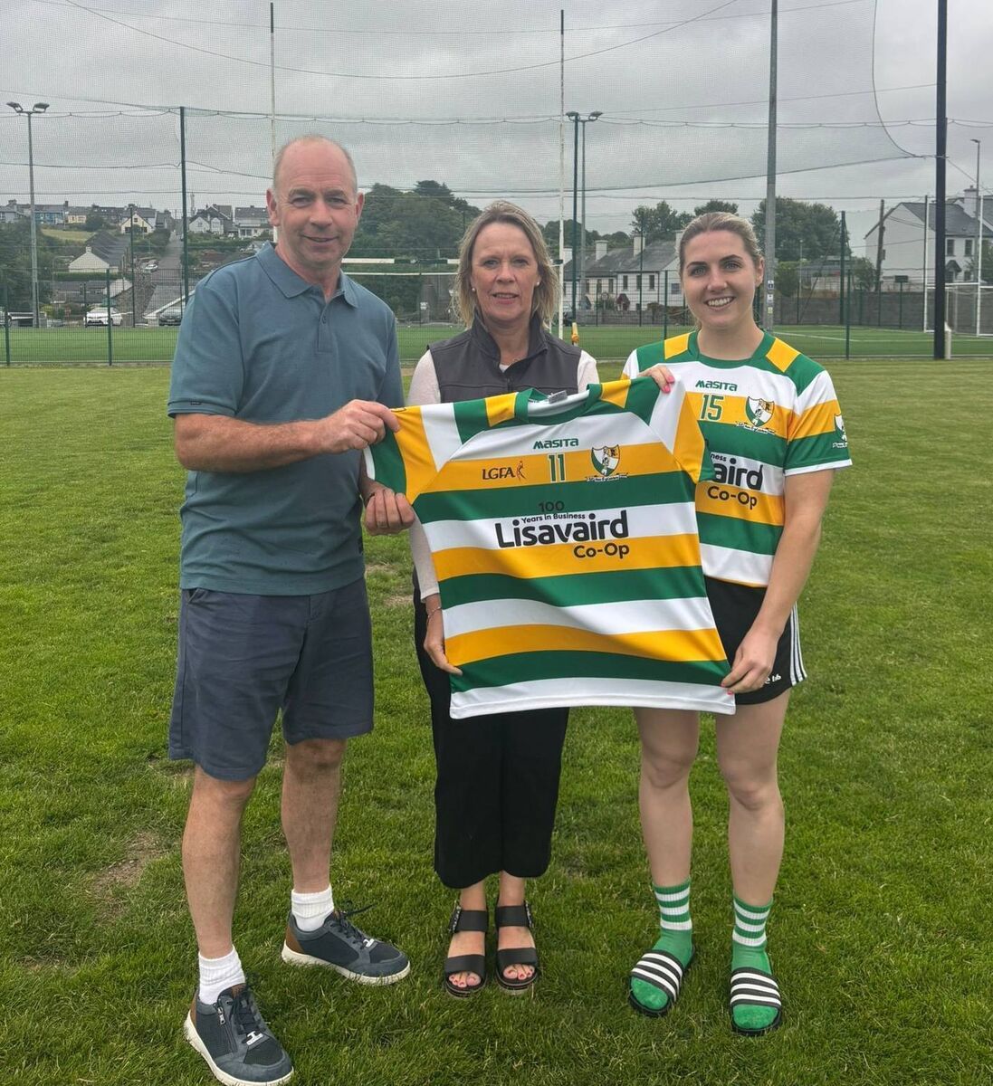 Donal Santry (Rosscarbery chairman), Eleanor Hayes (Lisavaird Co-Op) and Cliona Maguire (intermediate captain) at presentation of a new set jerseys sponsored by Lisavaird Co-Op who are celebrating their centenary.