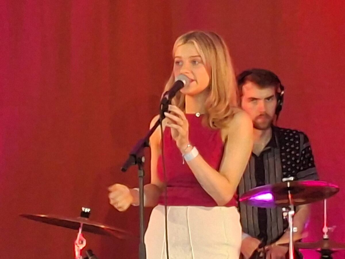 Róisín Seoighe ón ngrúpa Imlé a raibh ar an ardán ag an trathnóna ceoil ag Feirm Camus in iarthar Chorcaí le déanaí. 