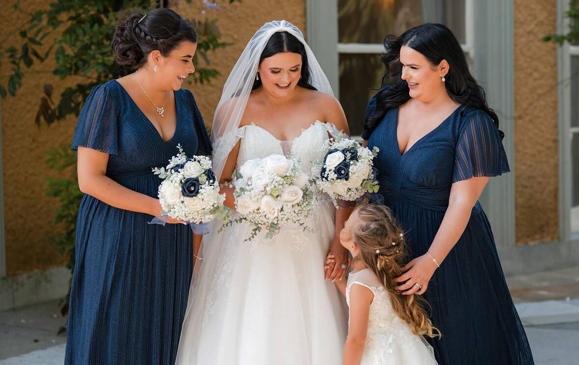 Shannon with her daughter Bonnie and her bridesmaids. Shannon with her daughter Bonnie and her bridesmaids.