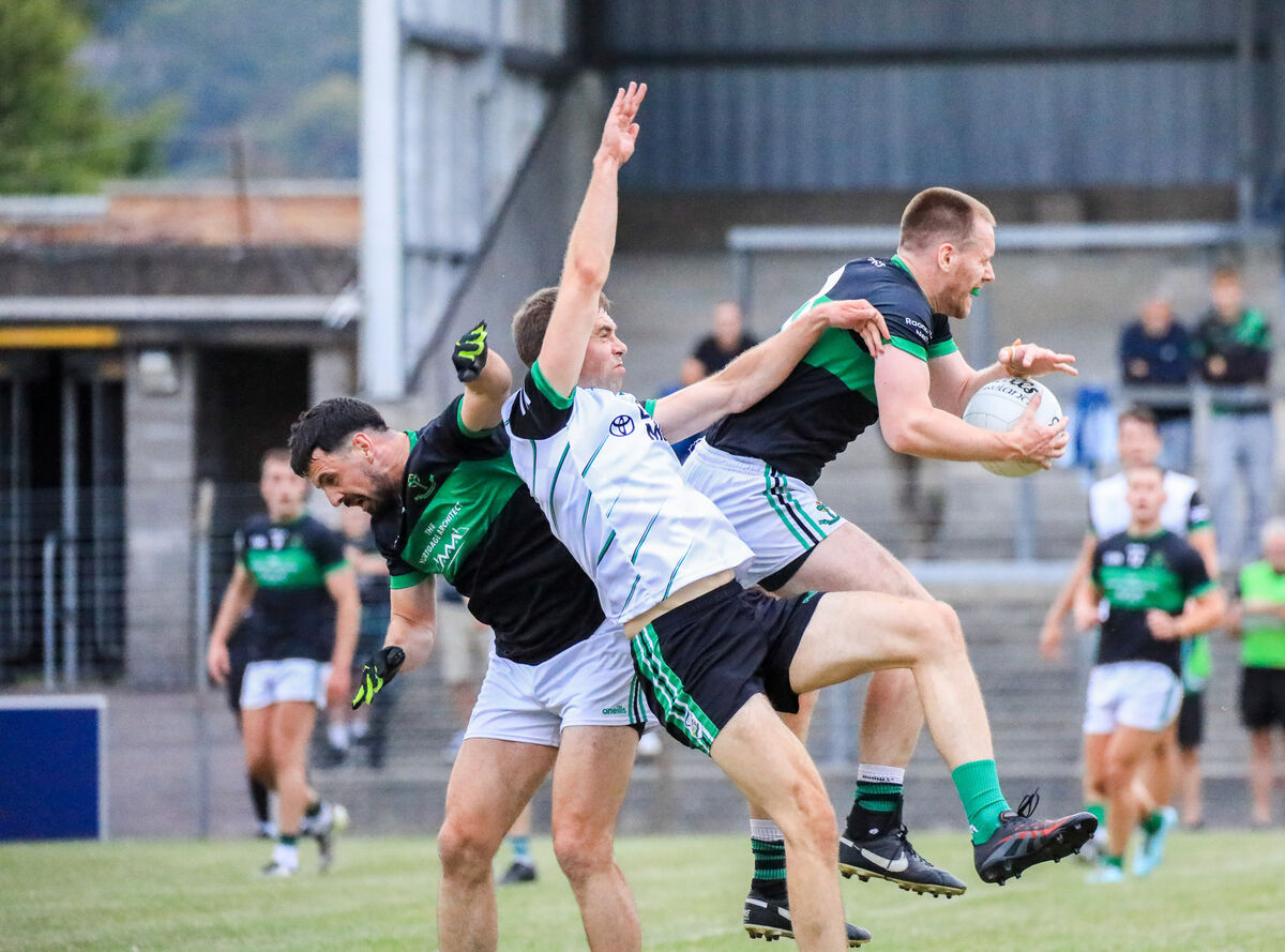 Nemo's Alan O'Donovan takes the dropping ball from Douglas player Kevin Shanahan. Picture: David Creedon Nemo's Alan O'Donovan takes the dropping ball from Douglas player Kevin Shanahan. Picture: David Creedon