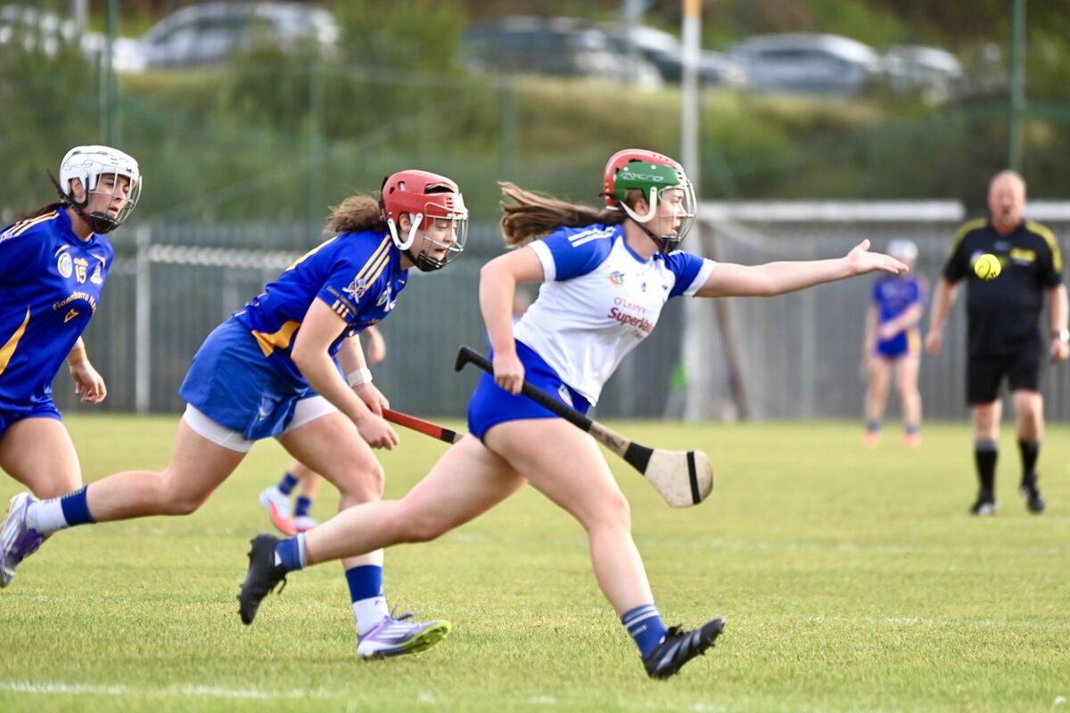  Áine O’Leary gets a hand-pass away for Inniscarra. Picture: Larry Cummins