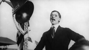 <p>Irish politician Eamon de Valera (1882 - 1975) addressing a meeting in Los Angeles on his US tour as president of Dáil Éireann. (Photo by Topical Press Agency/Getty Images)</p>