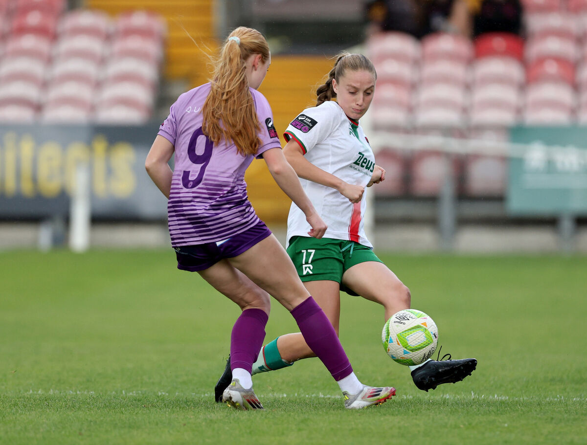 Zoe Finnerty, Cork City, passes from Aisling Meehan, DLR Waves. Picture: Jim Coughlan. Zoe Finnerty, Cork City, passes from Aisling Meehan, DLR Waves. Picture: Jim Coughlan.