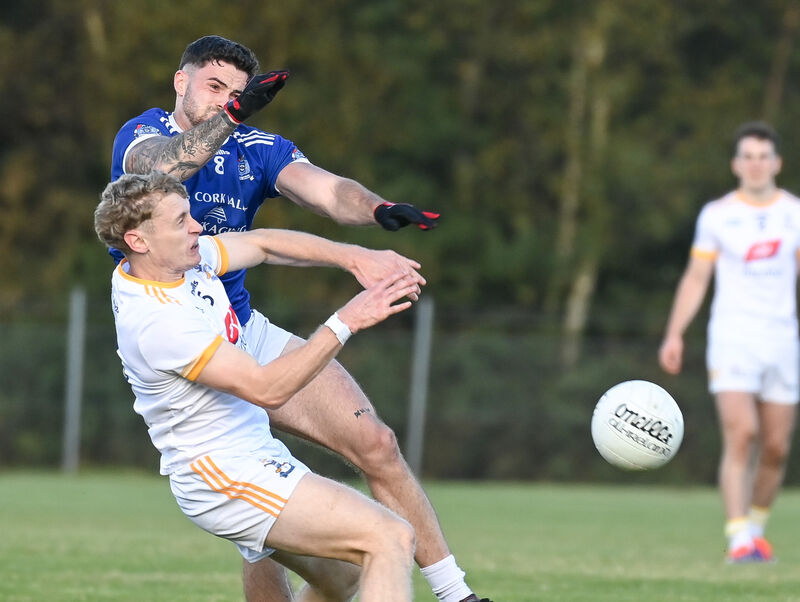 Naomh Abán's Seán Ó Riordáin and Bandon's Conor Calnan tussle for possession. Picture: David Keane Naomh Abán's Seán Ó Riordáin and Bandon's Conor Calnan tussle for possession. Picture: David Keane
