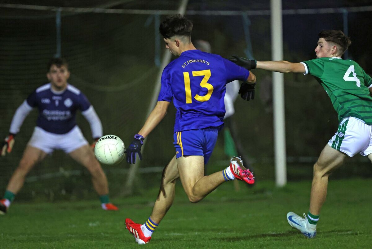  Daithí Murphy, Ballincollig, gets a tackle in on Alex O'Herlihy, as he gears up to shoot for St Finbarr's. Picture: Jim Coughlan.