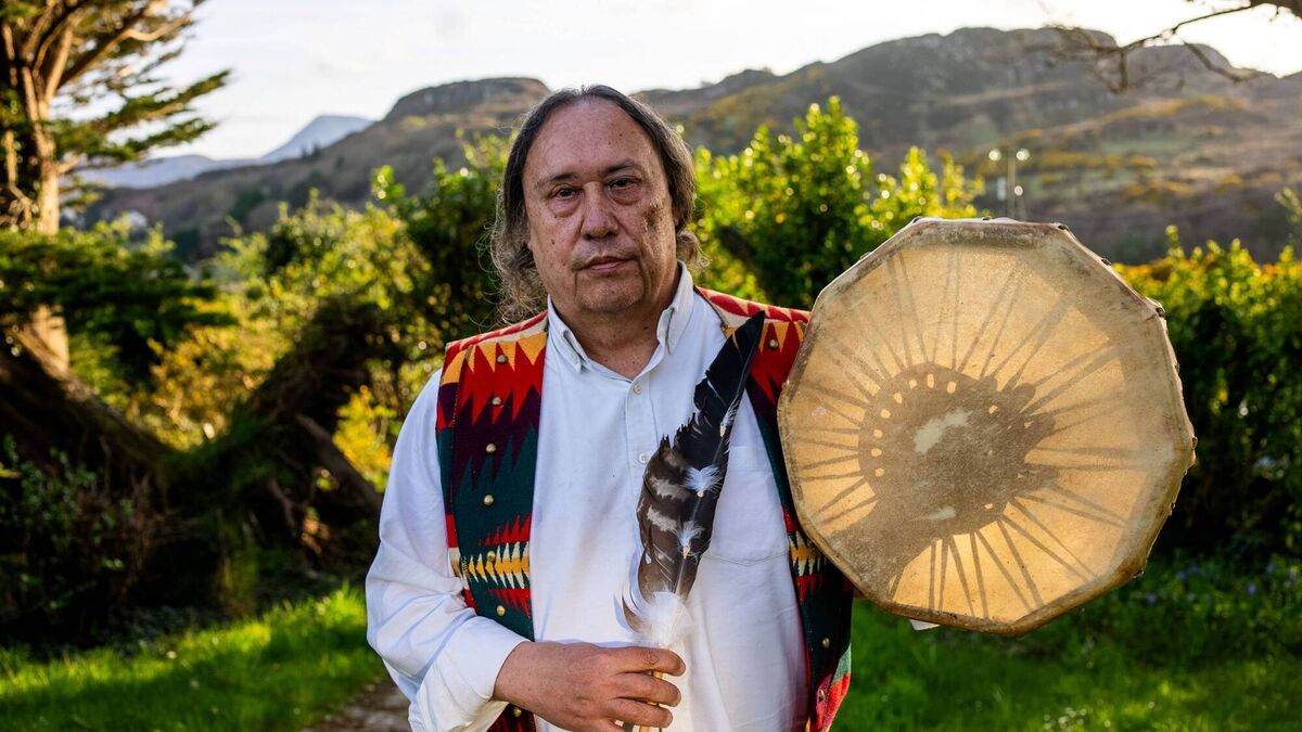 Waylon Gary White Deer ó mhuintir Choctaw ar chuairt i dTír Chonaill in Éire agus na Chéad Náisiúin. Waylon Gary White Deer ó mhuintir Choctaw ar chuairt i dTír Chonaill in Éire agus na Chéad Náisiúin.