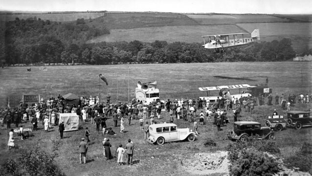 <p>Crowds at the Cobham's flying circus event at Ballincollig in 1933</p>