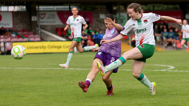 <p> Shaunagh McCarthy, Cork City, shoots from Leah Donnelly, DLR Waves. Picture: Jim Coughlan.</p>