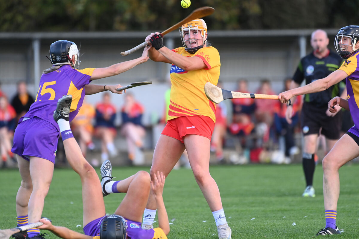 Fiona Twohig, Éire Óg,  battles for possession. Picture: Larry Cummins