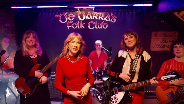 <p class="contextmenu internal_Caption">Cork band The Kates with presenter Muireann Nic Amhlaoibh on Seisiún</p>