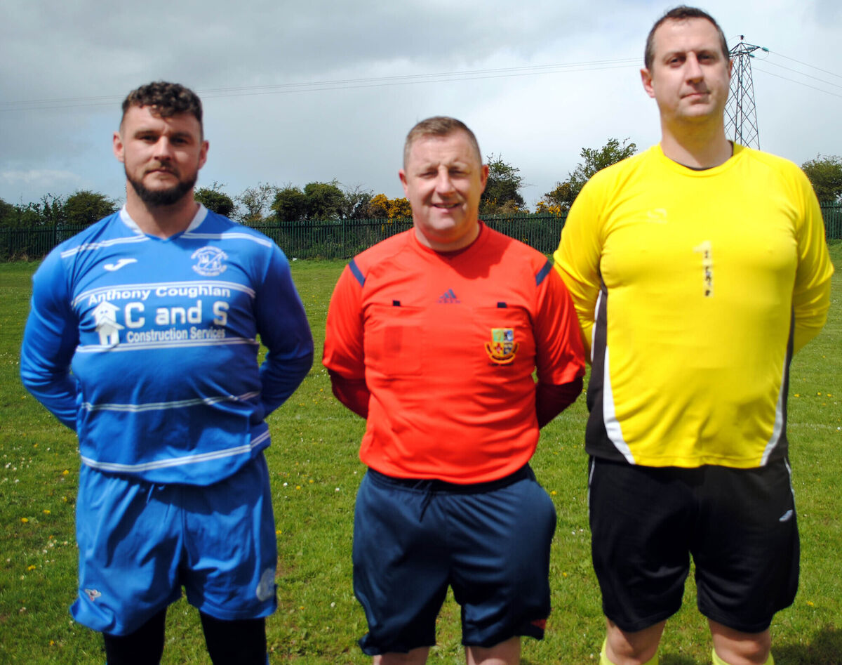 Grattan United's captain Eric Shinkwin (left) with Coachford's captain Peter O'Riordan watched by referee Vinny Coonan.