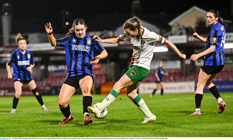 Shaunagh McCarthy of Cork City in action against Emma Mooney of Athlone Town during the SSE Airtricity Women's Premier Division match between Cork City and Athlone Town at Turner's Cross in Cork. Photo by Piaras Ó Mídheach/Sportsfile