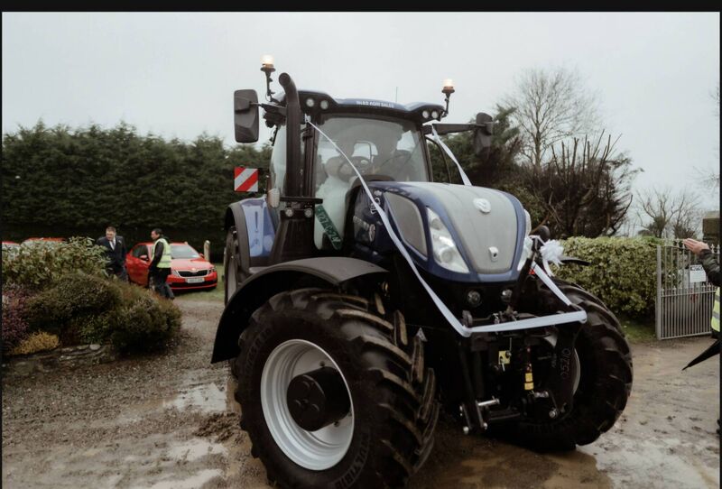 Alyson made her way to the ceremony in style.