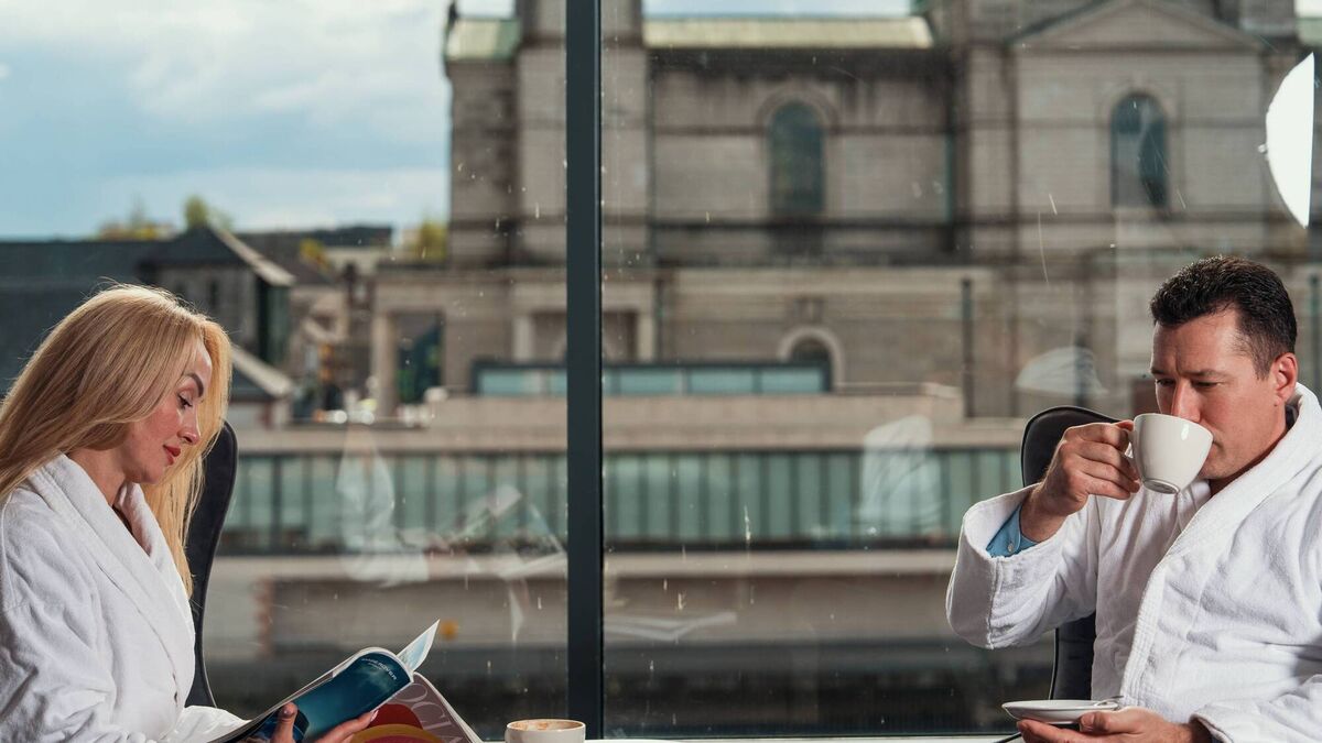 Escape from your busy life with a comfortable relaxing break at Radisson Blu Hotel Athlone. 