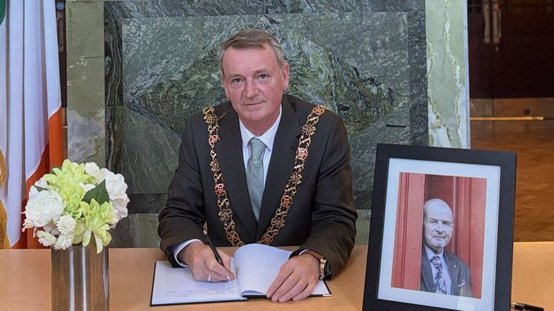 Book of Condolence opened for Don O'Leary at Cork's City Hall
