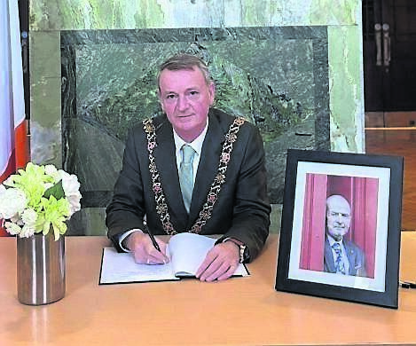Lord Mayor of Cork, councillor Fergal Dennehy, pays tribute to Don O’Leary. Lord Mayor of Cork, councillor Fergal Dennehy, pays tribute to Don O’Leary.