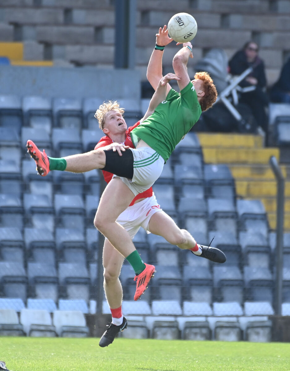 Aghada's Diarmuid Phelan goes high with Uíbh Laoire's Timmy Roberts. Picture: Eddie O'Hare Aghada's Diarmuid Phelan goes high with Uíbh Laoire's Timmy Roberts. Picture: Eddie O'Hare