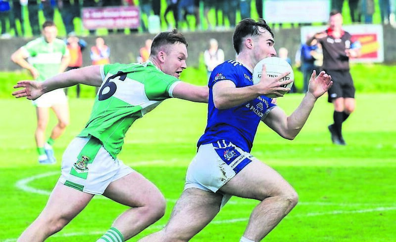Darragh Ó Laoire (Naomh Abán) ag tabhairt na cosa leis agus Shane Tarrant (Achadh Bolg) sa tóir air le linn an chluiche leath cheannais ag an deireadh seachtaine. Griangraf: David Creedon
Darragh Ó Laoire (Naomh Abán) ag tabhairt na cosa leis agus Shane Tarrant (Achadh Bolg) sa tóir air le linn an chluiche leath cheannais ag an deireadh seachtaine. Griangraf: David Creedon