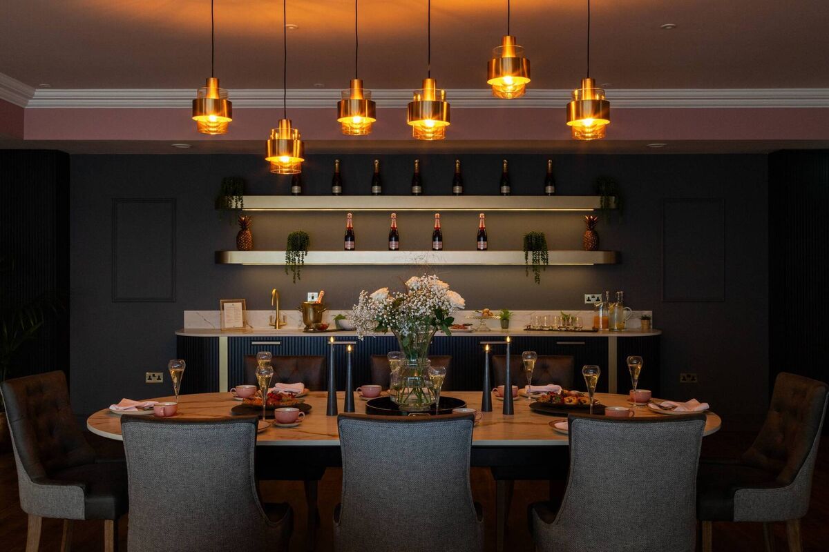 The bridal lounge can host the entire bridal party for breakfast before the ceremony.