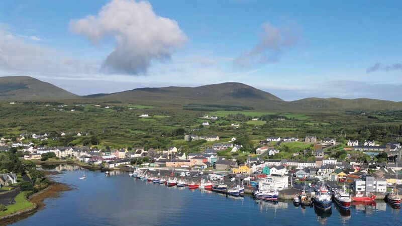 Trawler crew picked up by another fishing vessel off west Cork coast after Mayday call Trawler crew picked up by another fishing vessel off west Cork coast after Mayday call