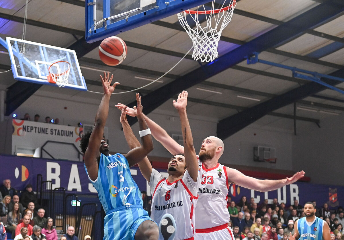  Neptune's Zyon Dobbs shoots under pressure from Ballincollig's Joshua Steel and Keelan Cairns. Picture: David Keane.