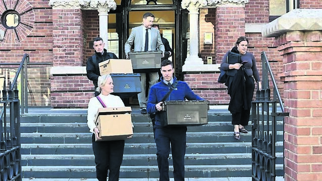 <p>Gardaí depart the trial of Niall Long on Wednesday afternoon. <span class="contextmenu emphasis CaptionCredit">Picture: Larry Cummins</span>
</p> <p>Gardaí depart the trial of Niall Long on Wednesday afternoon. <span class="contextmenu emphasis CaptionCredit">Picture: Larry Cummins</span>
</p>