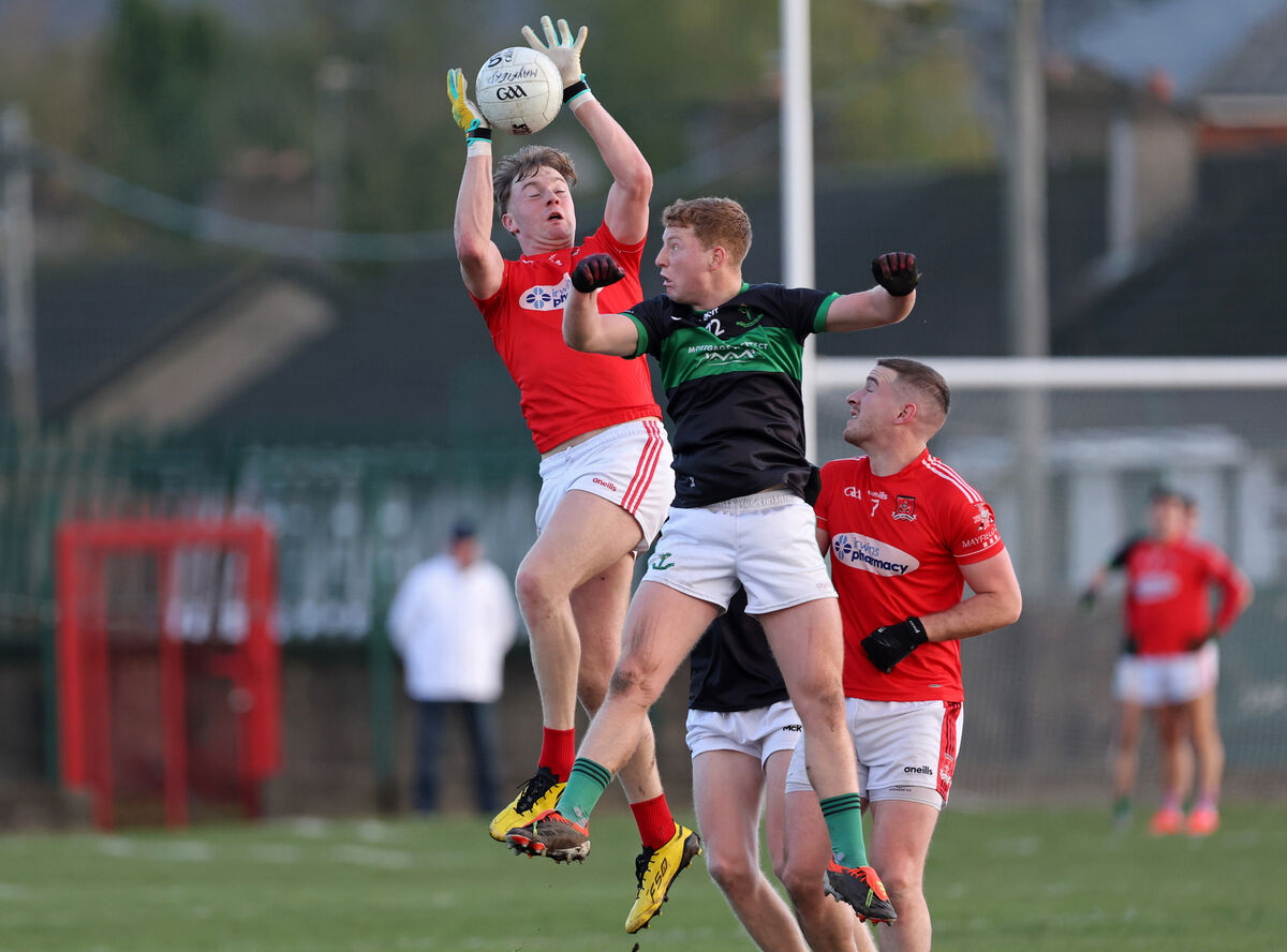 Padraig O'Dwyer, Nemo Rangers, and Eoin O'Sullivan, Mayfield, battle for the high ball. Picture: Jim Coughlan. Padraig O'Dwyer, Nemo Rangers, and Eoin O'Sullivan, Mayfield, battle for the high ball. Picture: Jim Coughlan.