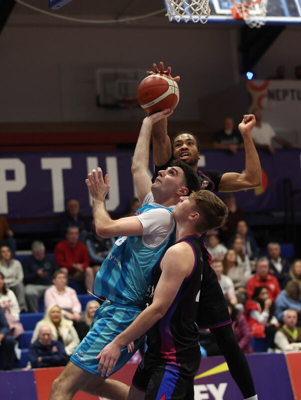 Eli Lenihan, Neptune, rises from Mikah Blackwell and Cathal O'Sullivan, Eanna. Picture: Jim Coughlan.  Eli Lenihan, Neptune, rises from Mikah Blackwell and Cathal O'Sullivan, Eanna. Picture: Jim Coughlan.