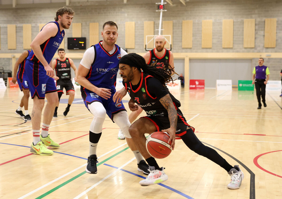  Latrell Jossell, Ballincollig, on the move against Kristijan Andabaka, Eanna. Picture: Jim Coughlan.