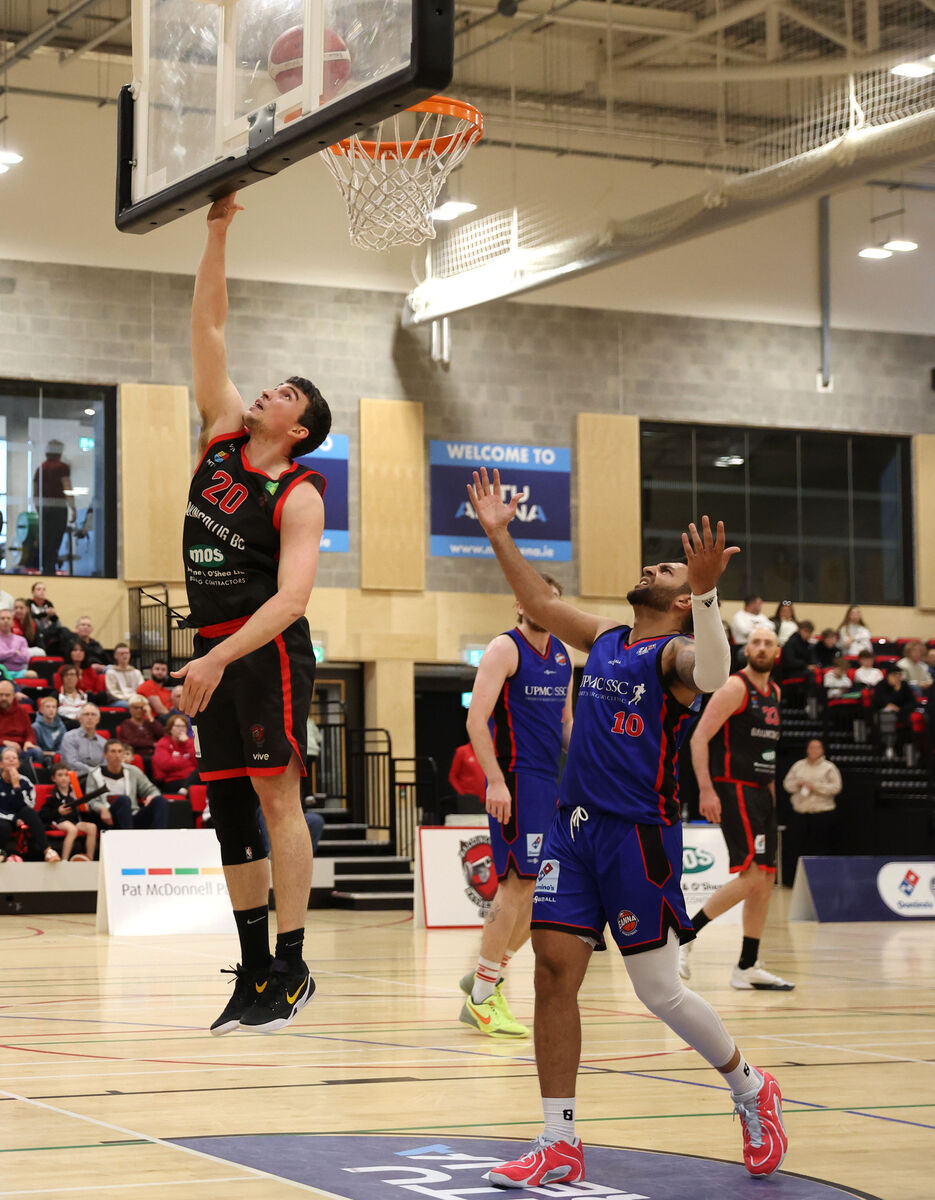  Dylan Corkery, Ballincollig, lays the ball up from Sean Jenkins, Eanna. Picture: Jim Coughlan.